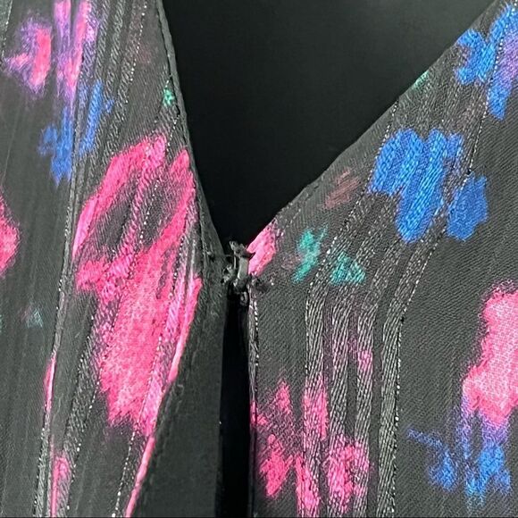 Vince Camuto Twilight Floral Wrap Blouse Size M - Picture 9 of 11